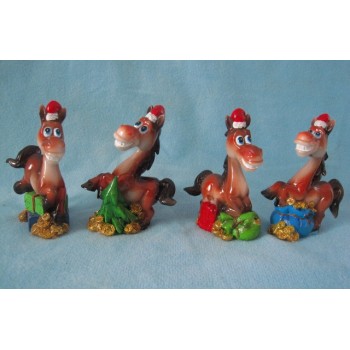 Фиг.полист. арт.Н88714"Лошадь в колпаке" с мешком подарков и елкой. с зол., 5х3см, 4в.